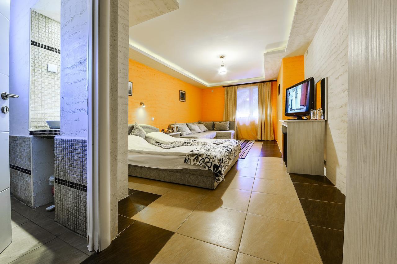 Hotel Vila Etna Ugrinovci  Exteriér fotografie