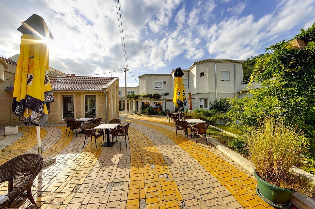 Hotel Vila Etna Ugrinovci  Exteriér fotografie